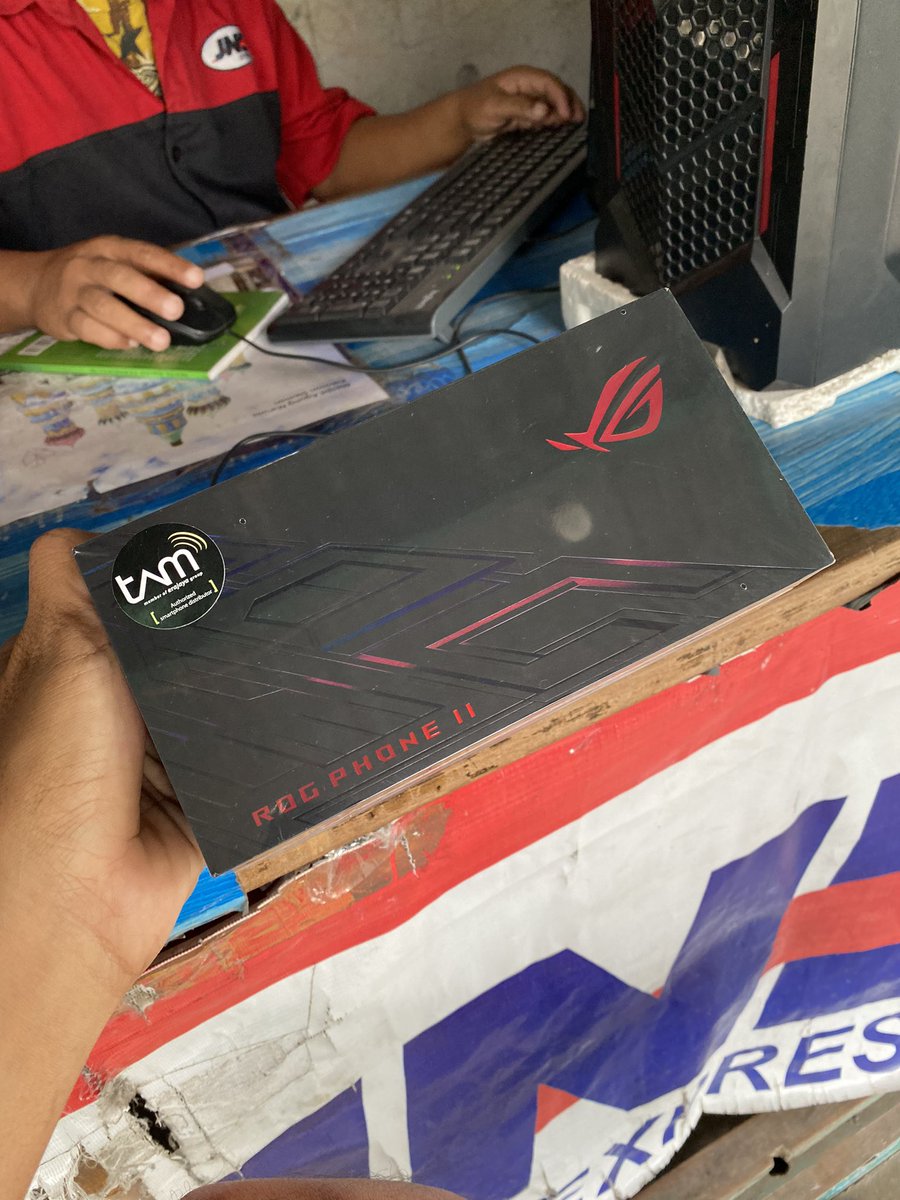jauhari's tweet photo. Semoga Betah di Tempat yang Baru #ROGPhone2 RAM 12GB ROM 512GB https://t.co/VOFZhVJUDm