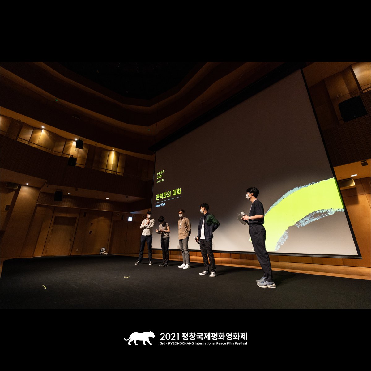 pipff_official's tweet photo. #moment_PIPFF
2021 평창국제평화영화제 4일차 비하인드 포토는
https://t.co/chiXR4gmin 에서 더 많이 확인하실 수 있습니다📸
#2021PIPFF https://t.co/86YjszWcZP