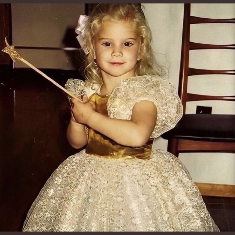 _westcoasting's tweet photo. #HappyBirthdayLanaDelRey ❤️ https://t.co/kYaF5OQn5r