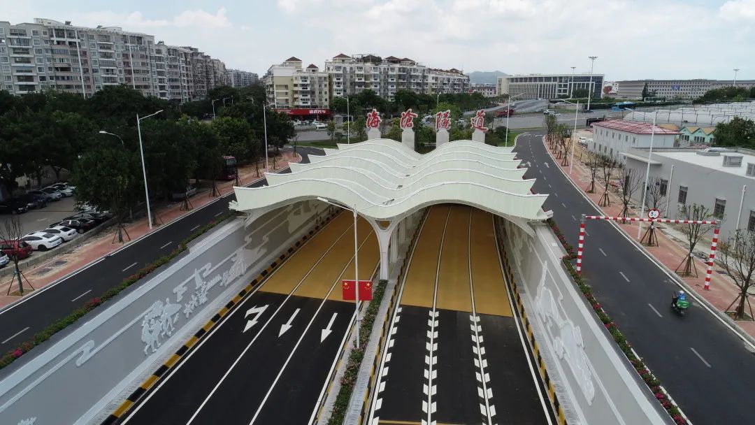 Lucas08997482's tweet image. The first submarine-cum-urban #tunnel of China, Xiamen Haicang Tunnel in Fujian Province, 7.1 km in length, co-contracted by #CRFG-one subsidiary of #CREC, was put into use on 17th, June, greatly strenthening the integration of on and off the island.  @CRECofficial @CrecPakistan