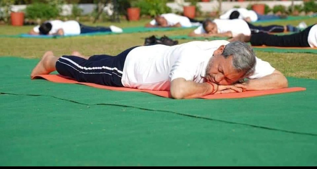 #YogaAsanasWithSBI @tsrawatbjp पक्का योग ही कर रहे है ना.... या झांझ में है..................... (नींद की) 😁😁😁😁