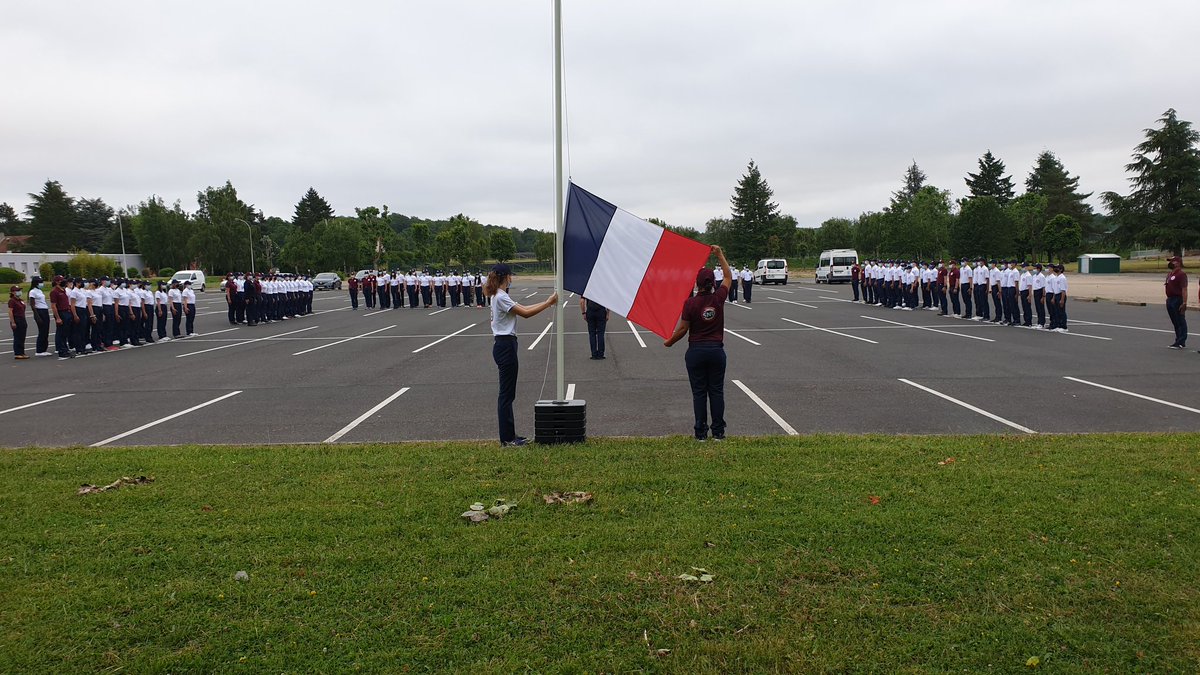 DanielAuverlot's tweet photo. Premier matin pour le SNU à l’internat d’excellence de Sourdun (77) : une émouvante levée des couleurs qui rassemble des lycéens venus de toute l’Île-de-France. https://t.co/4iQgVvsHFE