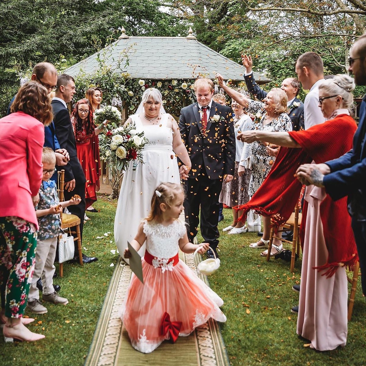 At their <a href="/MaunselHouseUK/">Maunsel House</a>  wedding ceremony, Grazina &amp; Matt’s beautiful daughter, just the cutest flower girl, led them through a wonderful petal confetti. Pic by Sandra Par Photography and the latest addition to the ‘Gallery on my website - link below ♥️
somersetcelebrant.com/confetti-throw…