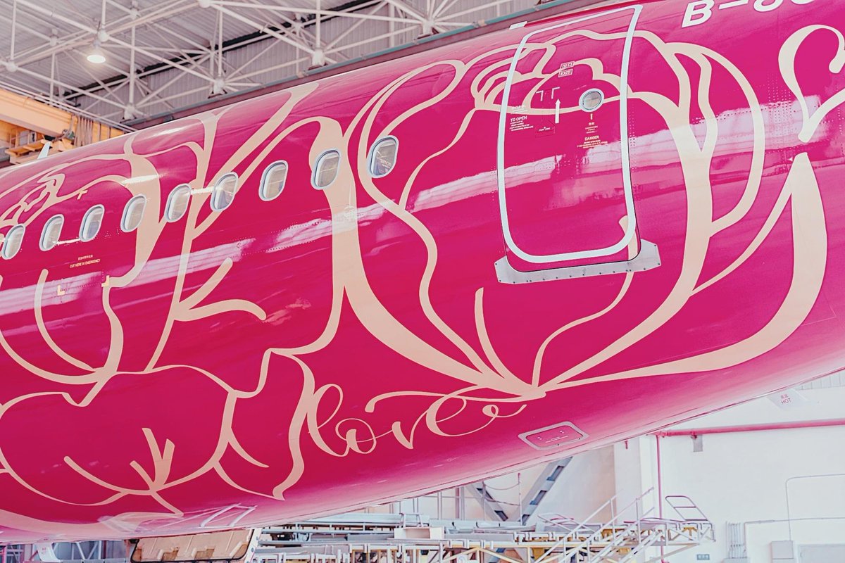 JuneyaoE's tweet photo. New livery preview!
We will release a new livery based on Chinese Ruby design on one of the Airbus A321 aircraft. 
The aircraft is expected to start service before the end of June on domestic flights. https://t.co/3zvpamXbg1