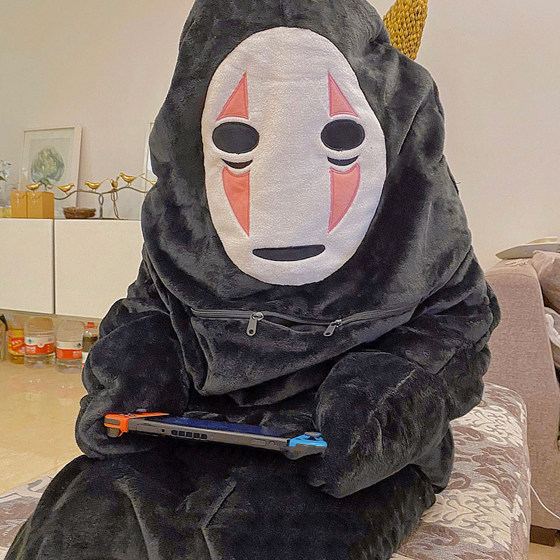 cosplay_so's tweet photo. 千と千尋の神隠し　カオナシ　着る毛布 日常用もハロウィン用も可能！
＃千と千尋の神隠し　＃カオナシ　#ハロウィン 
リンク：https://t.co/DahaWFJXS0 https://t.co/YelNRt2vDP