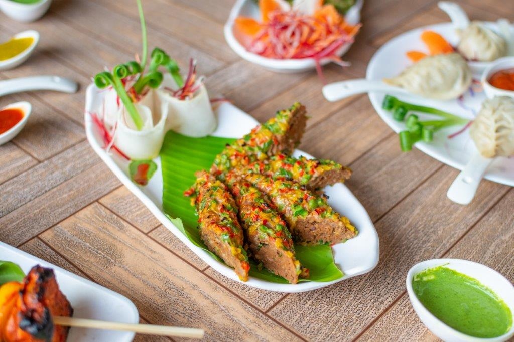 Mutton Gilafi Kebab - Mutton Gilafi Kebab prepared with minced mutton, onions and blend of spices then slowly cooked in skewers. 

#Food #FoodPorn #FoodPhotography #Foodie #Foods #FoodSpotting #FoodBlogFeed #FoodOfTheDay #GourmetsTravelGuide #PanchPhoronIndia #HotBite