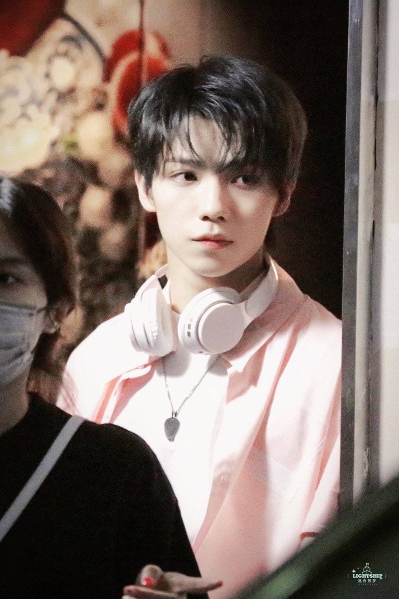 WHO GIVE HIM THIS STYLE CAN SOMEONE GIVE HIM A PAY RAISE

cr: 逸舟照梦•罗一舟