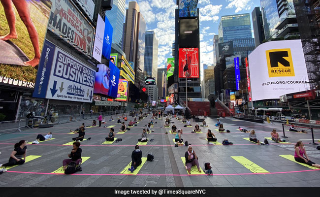lavish016's tweet photo. Yoga Day view from Iconic Times Square 😍

#YogaAsanasWithSBI #YogaDay #InternationalDayOfYoga #mondaythoughts #MondayMotivaton #StateAyushSocietyBihar #YogaDay2021 #India

@timesquareza @ANI @htTweets @the_hindu @IndiaToday @PTI_News @mygovindia @ndtv @aajtak @ZeeNewsEnglish https://t.co/vC9JdzsNc9