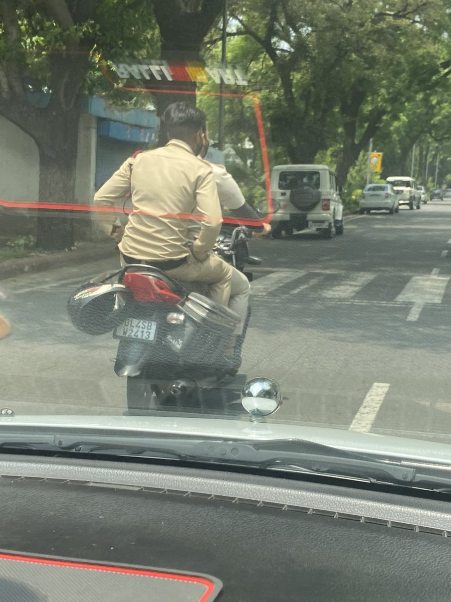 Akash02415508's tweet photo. No helmet No Rules regulession Civil Defence Volunteer Vehicle No.DL 4S BW 2413,Place- Maulana Azad Road,Time- 11:45AM ,Date- 21/06/2021 @dtptraffic @CMODelhi @CPDelhi https://t.co/JlWQYVDGTq