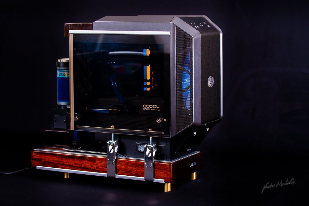 Aquatuning_Int's tweet photo. A case mod from @GumisPeti (Peter GP Bartos). If you like to see more of his work, checkout his webpage: https://t.co/gRstddm9NF https://t.co/AQiqFuPTLA