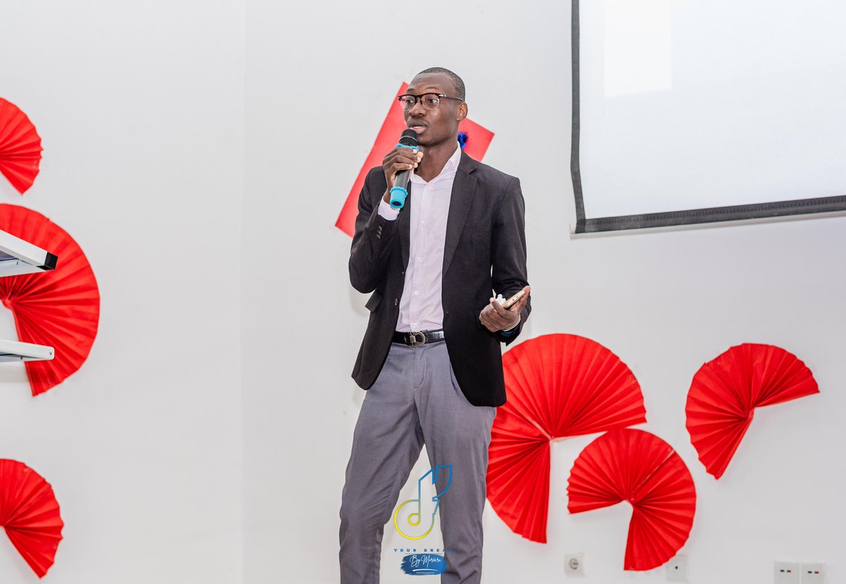 Kdigbandjoa's tweet photo. Joyeux anniversaire @MrKODOGOLI .

Que la providence soutienne tes efforts et te positionne dans le Glorieux plan de Dieu pour ta vie.

Sois heureux.

#StillAchieving

PS: la photo fait déjà un an, en vrai il est 2 fois plus vieux. https://t.co/Q5HP9qVUQK