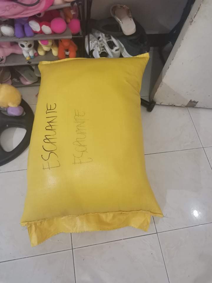 PinoyAkoBlog's tweet photo. Thank you #banlawspaces.

Bukas itatawid na ito sa isla namin. Since strict doon ngayon kasi may nagpositive sa barangay, ipapack na lang namin para ihatid sa bahay-bahay.

Ang laman ng relief packs:

1kg rice, 1 sardines, 1beef loaf, 1 corned beef at 2 noodles for 100 families! https://t.co/ZnkPWQtxGv