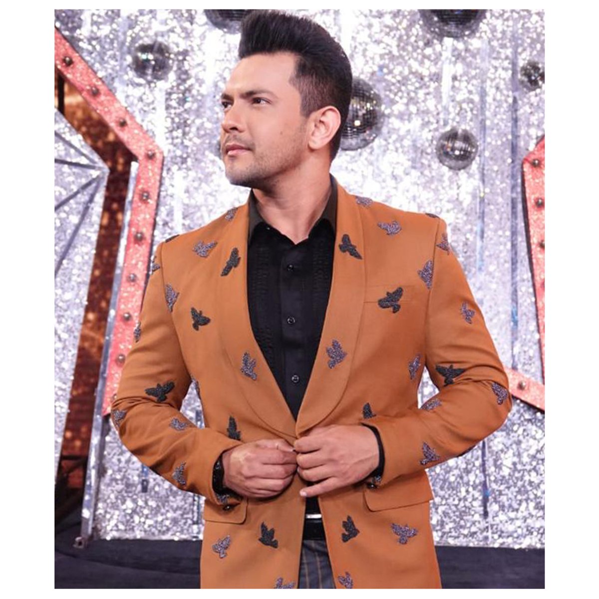 bluesngreys's tweet photo. Can't take our eyes off Aditya Narayan wearing this exclusive outfit from our bespoke collection on the sets of Indian Idol 2020. We are swayed by the charm of this impeccably crafted piece of extravagance created from his presence on screen.  #Bluesngreys #adityanarayan https://t.co/suhAxf2CGo