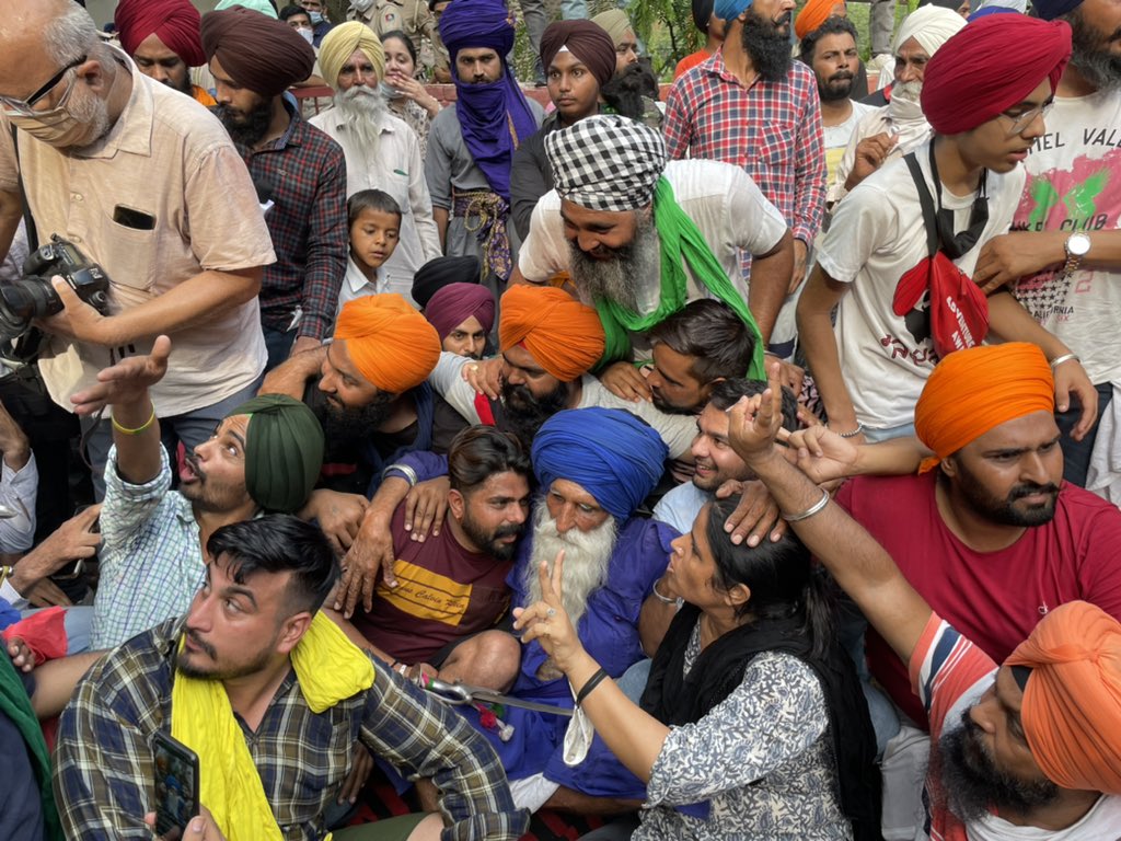 subhnavdeep's tweet image. ਇਸ ਤਸਵੀਰ ਨੂੰ ਦੇਖ ਕੇ ਇੱਕ ਵਾਰੀ ਅੱਖ ਵਿੱਚੋ ਹੰਝੂ ਜਰੂਰ ਨਿਕਲਿਆ ਹੈ , ਪਰ ਇਹ ਹੰਝੂ ਇੱਕ ਸੁਖਦਮਈ ਅਹਿਸਾਸ ਦਾ ਹੈ। ਇਹ ਹੰਝੂ ਉਸ ਪਿਆਰ ਦਾ ਹੈ  ਜਿਸ ਨਾਲ ਮਨੁੱਖਤਾ ਦੀ  ਜੜ੍ਹ ਨੂੰ ਪਾਣੀ ਮਿਲਦਾ ਹੈ । ਅੱਜ ਮੇਰੀ ਅੱਖ ਦਾ ਹੰਝੂ ਮੈਨੂੰ ਇਹ ਅਹਿਸਾਸ ਦਵਾਉਂਦਾ ਹੈ ਕਿ ਕੋਈ ਮਹਾਨ ਯੋਧਾ ਸਾਡੇ ਨਾਲ ਹੈ ਜੋ ਸਾਡੀ ਤਾਕਤ ਹੈ ।
#FreeLabhSingh