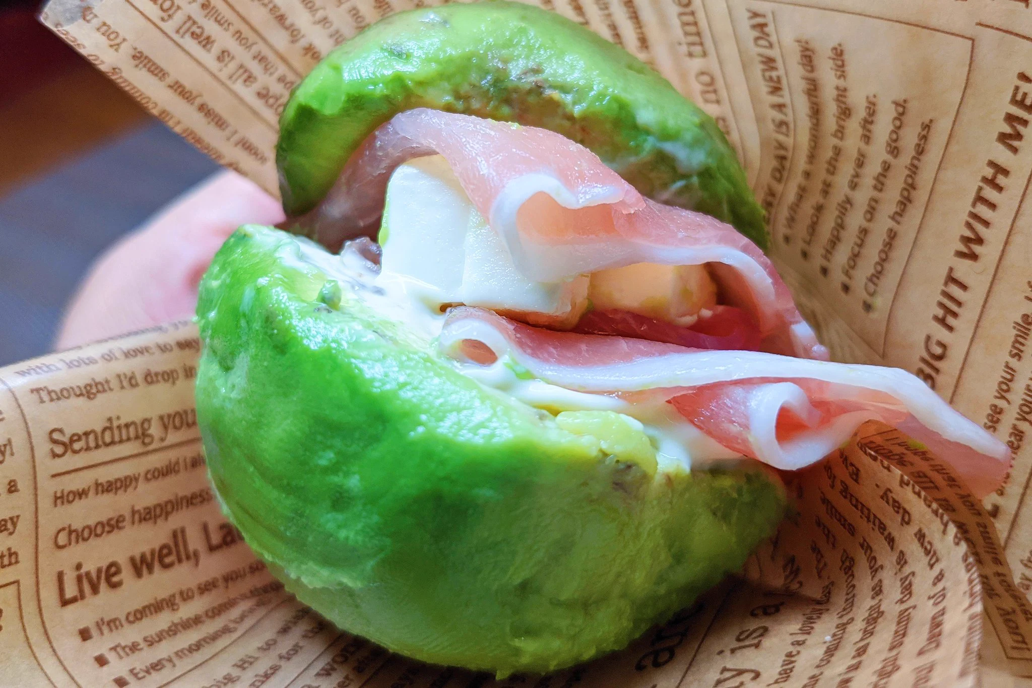 バンズの代わりにあの食材を？！アボカド好きさんにはきっとたまらないレシピが話題に！