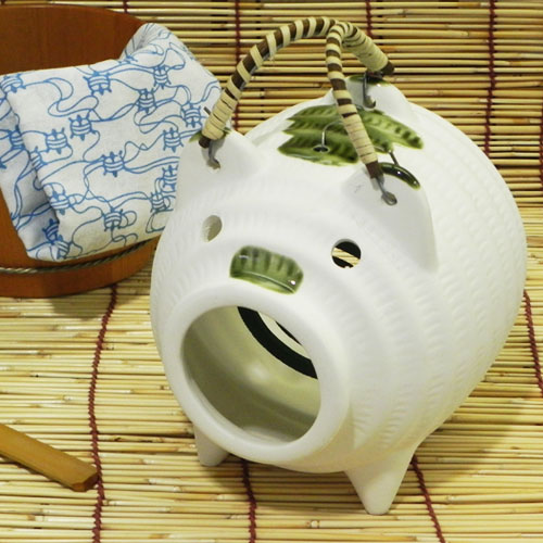 En #Japón el kayaributa es un artículo de cerámica con forma de cerdito en cuyo interior se coloca una espiral que repele los mosquitos: hattori-hanzo.com.es/blog/cerdito-k… vía <a href="/Hattorihanzo_es/">Hattori Hanzo</a>