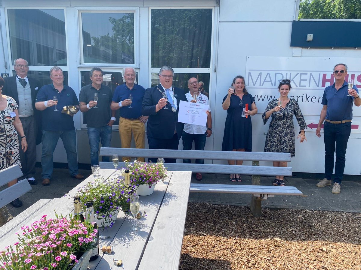 DeVariabele's tweet image. Zeven Nijmeegse ondernemers hebben €55.250 bij elkaar gekregen voor het Marikenhuis door zich daarin te laten opsluiten. Met hun actie wilden ze geld inzamelen voor het inloophuis voor iedereen die met kanker te maken krijgt. Meer hierover lezen? Bekijk devariabele.nl/ruim-55-000-eu…