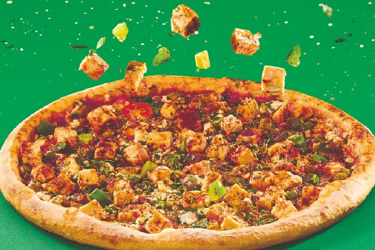 PizzaExpress's tweet photo. Boom. An icon, reborn with Quorn.

Shout out to our pals @QuornFoods, who we’ve been working with for the past 2 years to develop an exclusive Vegan &amp; Gluten Free Quorn product, just for us. 

Welcome to the Sloppy Vegan.
You’re very welcome, too!
 
#NewMenuDrop
#NewFoodNewFeed https://t.co/fLU67vNJnB