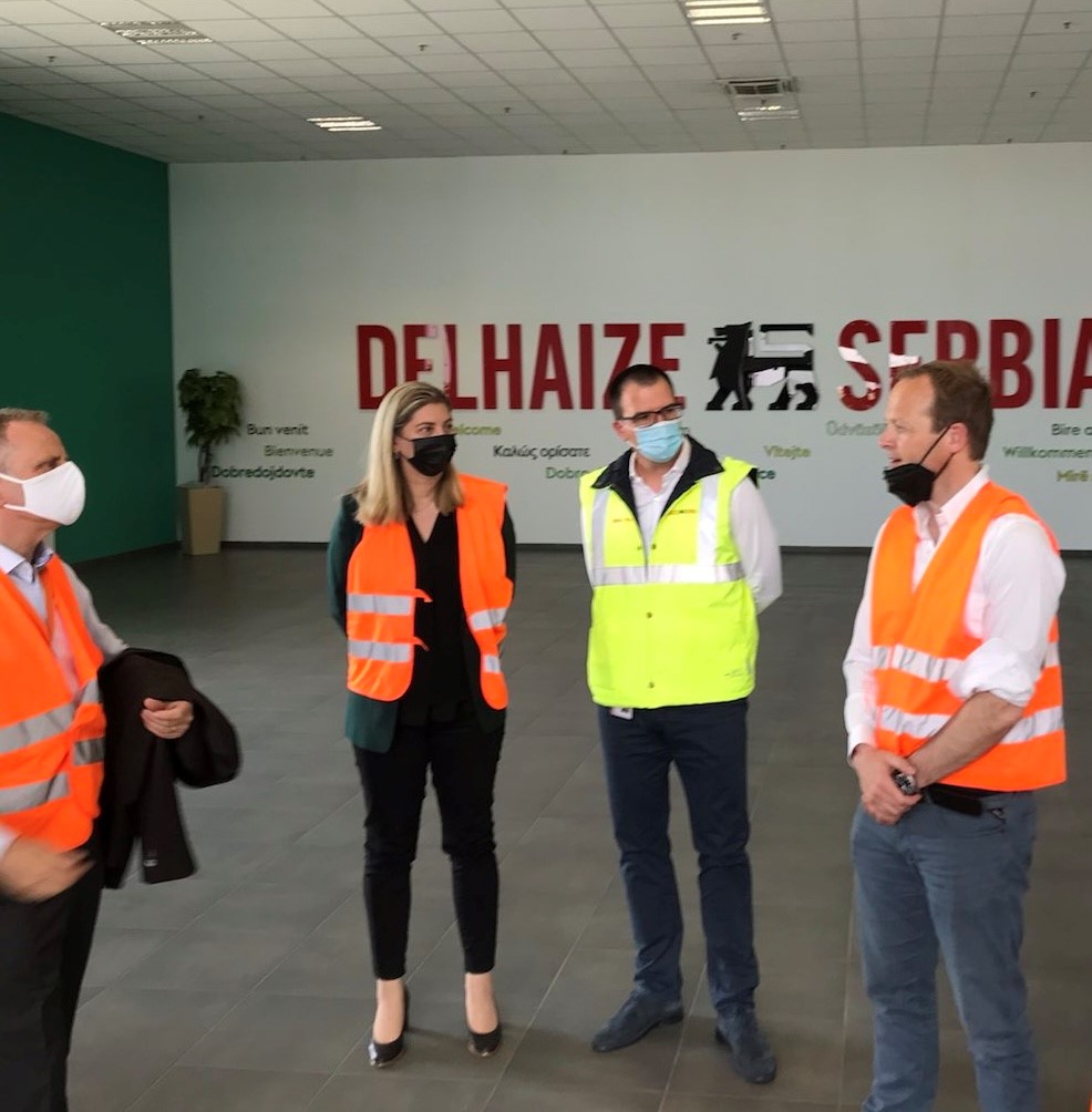 NLinBelgrade's tweet photo. The largest private employer in 🇷🇸 is a 🇳🇱 company! 450 supermarkets across the country and 13000 employees, that are part of Serbia’s economic heartbeat. @AholdDelhaize distribution center: 80000 m2, 1200 trucks and 1050 ppl make sure you can cook dinner every day! #DutchDrops https://t.co/ZyhGjaLu8S