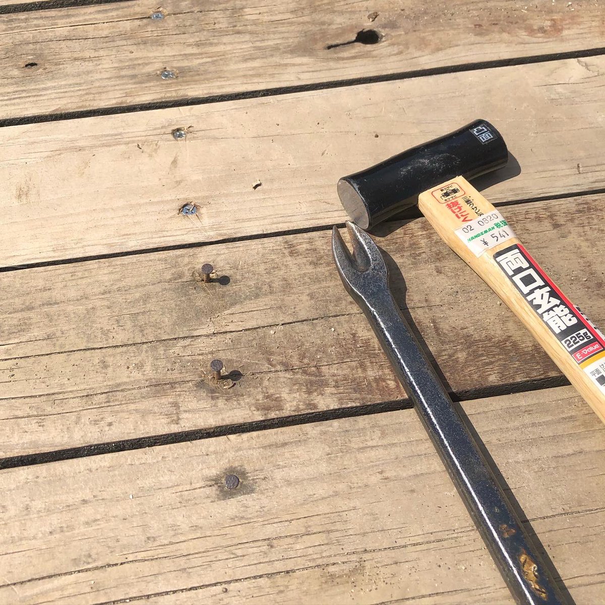 河内からたち保育園 熊本 大型滑り台の補修 板の張り替え ウォータースライダー仕様にし 登り口側の床面の釘が浮いてきてしまうようになったので 全て釘を抜いてビスで止め直しました とにかく暑かった Diy 手作り遊具 園庭遊具