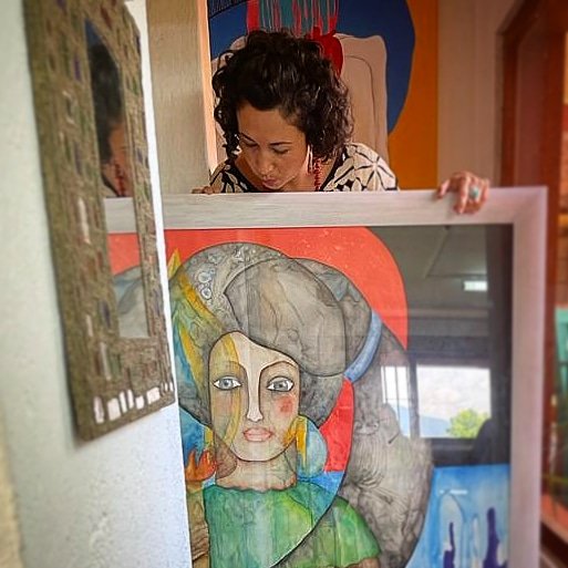 Artist Lucia Moran presenting one of her artworks during our visit to her studio.
#CamibaCulturalTours #GuatemalaTours #Camiba #GuatemalanArtist #GuatemalaArt #StudioVisit