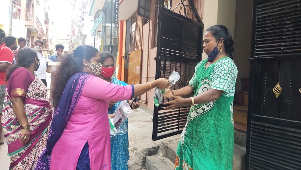 rgrfoundation's tweet photo. Distribution of masks and sanitizers in Ward 77 of Gandhinagar, Bengaluru Central, where a total of 15000 masks &amp; 5000 sanitizer bottles have been provided to 4980 houses by our volunteers until now. 

#RGunduRaoFoundation https://t.co/238TtCFLtC