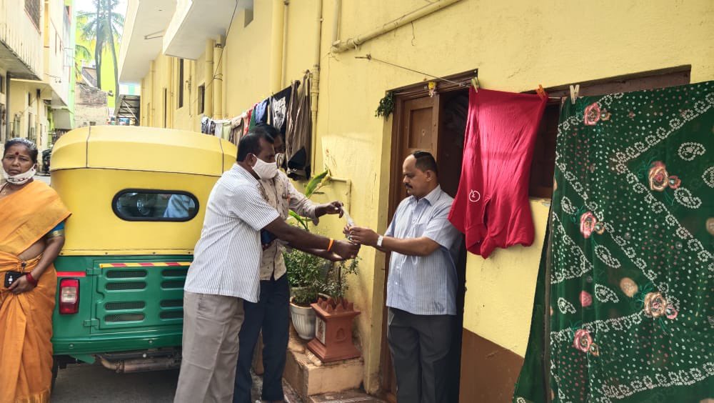 rgrfoundation's tweet photo. Distribution of masks and sanitizers in Ward 77 of Gandhinagar, Bengaluru Central, where a total of 15000 masks &amp; 5000 sanitizer bottles have been provided to 4980 houses by our volunteers until now. 

#RGunduRaoFoundation https://t.co/238TtCFLtC