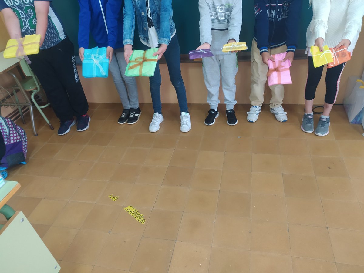 CraSayago's tweet photo. El aula de Moralina da por finalizado su proyecto solidario "Nuestro Deseo" a favor de @SomosNupa con la transferencia realizada a la cuenta de la asociación. Muchísimas a los niños y niñas del aula y quiénes habéis comprado las bolsas. 
#colessolidarios #sayago https://t.co/rR6o29hozH