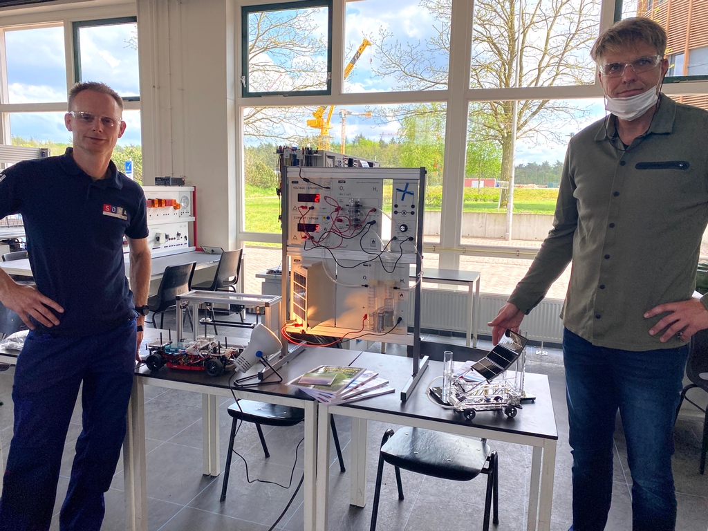 SOMACollege's tweet photo. Waterstof heeft de toekomst, wordt wel eens gezegd. Om monteursstudenten goed voor te bereiden op de toekomst hebben we lesmateriaal waterstof aangeschaft. Zo kunnen we de hele cyclus van waterstof in kaart brengen. #toekomst #waterstof #monteur #technicus #mbo #techniek https://t.co/ri3SNKqtmq