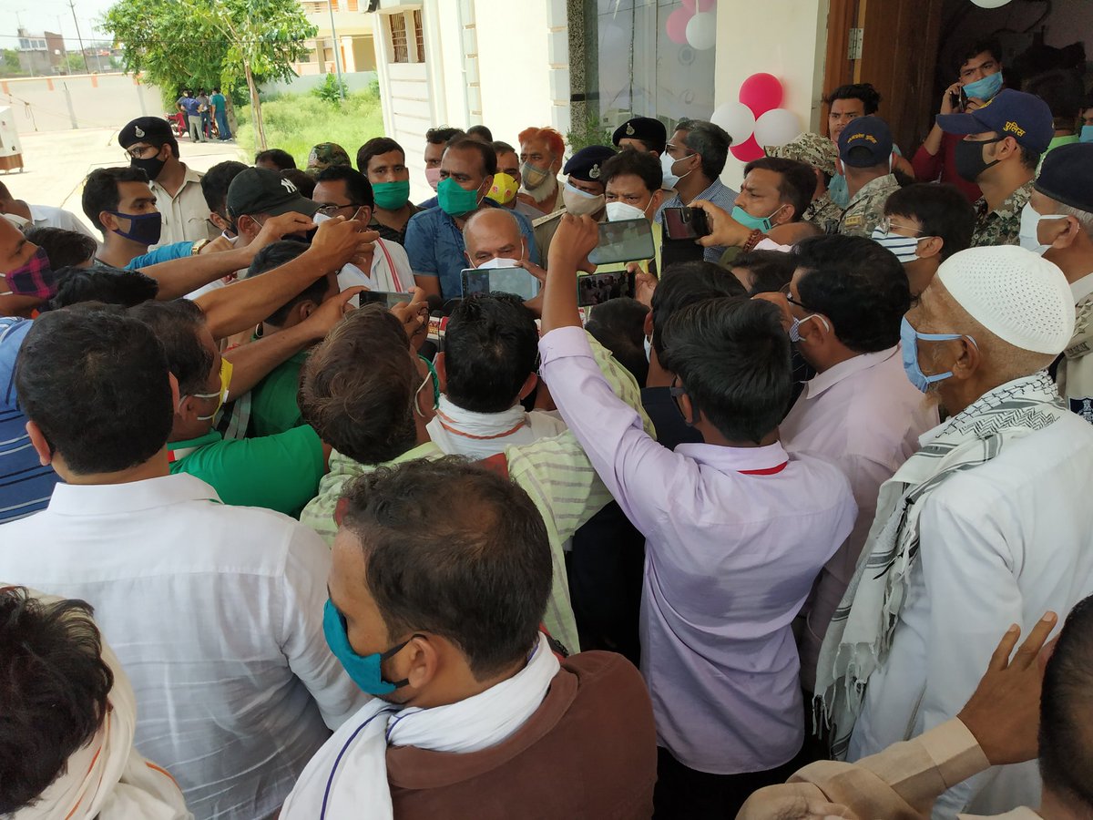 ItsAPsir's tweet photo. @ChouhanShivraj Cabinet minister @nstomar strictly following the social distancing and  COVID19 guidelines during #MPVaccinationMahaAbhiyan in Morena.
@PMOIndia https://t.co/zrrMJOzlwP