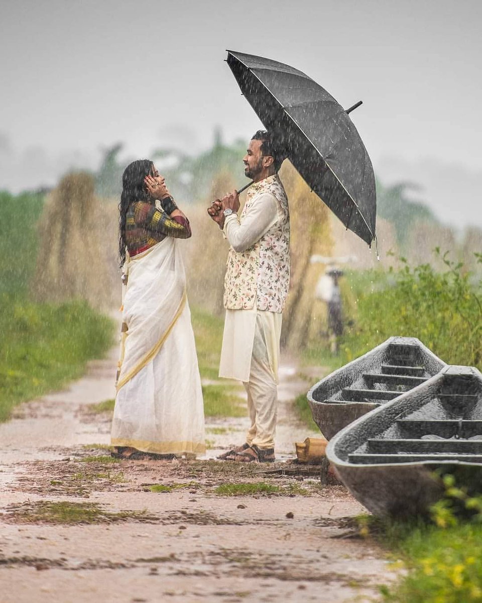 এক বৃষ্টিভেজা প্রেমের গল্প ❤️

#bengal #kolkata #westbengal #wearebengal #onlyinbengal #indiapictures #kolkatadiaries #kolkataphotography #thingstodoinkolkata #rain #photographers_of_india 
#rain #explore #weddingphotography #culture #preweddingphoto #preweddingshoot #prewedding