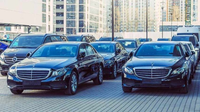 Tasarrufa gideceğini açıklayan Hazine ve Maliye Bakanlığı, 2.8 milyon TL'ye lüks araç kiraladı

gercekgundem.com/siyaset/282683…