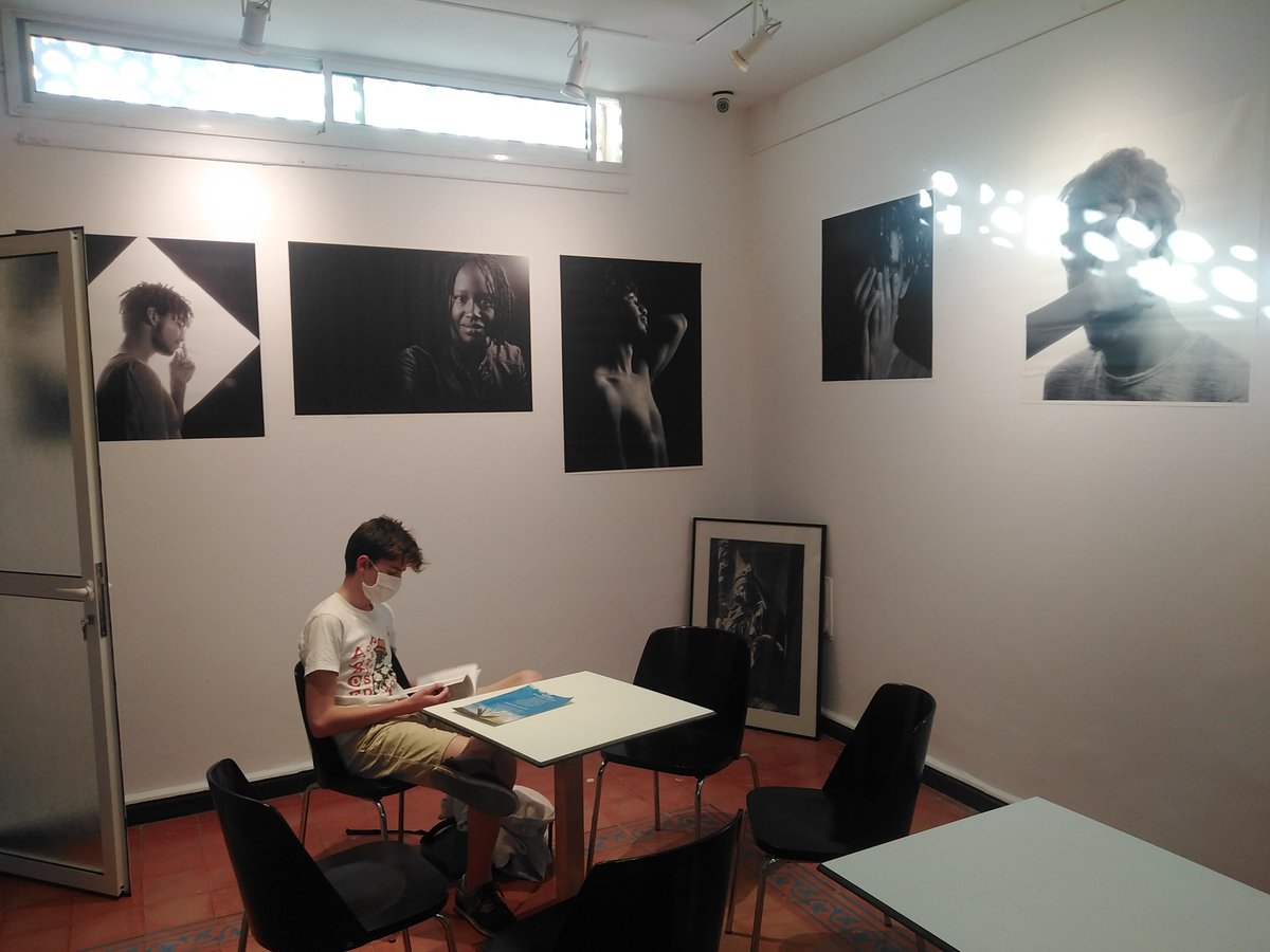 Lycee_Descartes's tweet photo. [👉#DescartesEnDirect] Vernissage exposition " Origines, expressions, feelings " galerie Nouiga de Rabat samedi 19 où découvrir les travaux de 3 élèves de l'option et de la spécialité cinéma audiovisuel qui y exposent le travail de l'année autour de la photographie et de la vidéo https://t.co/KlCZSQA8FH