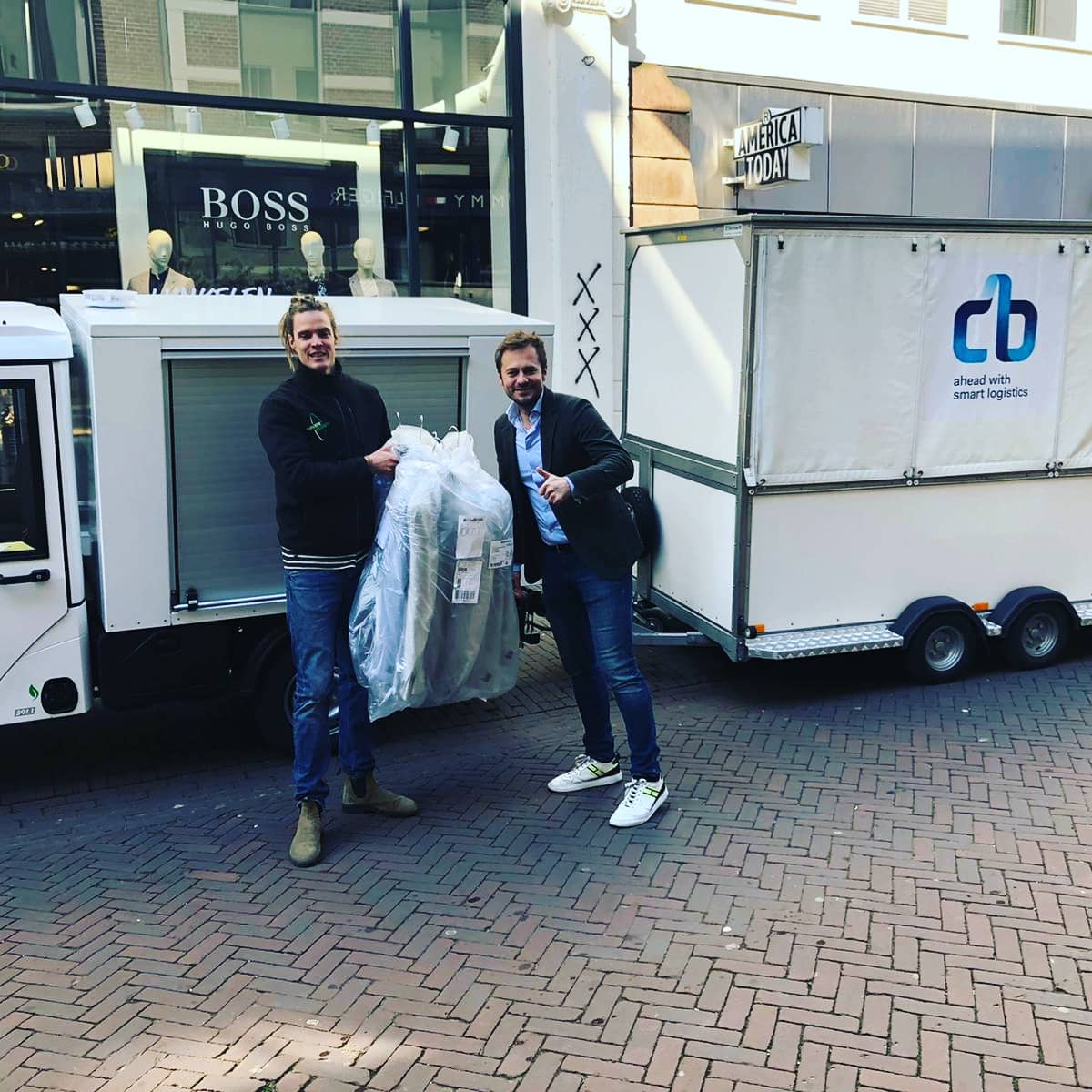 Wisten jullie eigenlijk dat wij er elke dag voor zorgen dat minimaal 4 of 5 van deze vrachtwagens niet binnen het centrum van Arnhem hoeven te rijden?

Ze laden alles uit bij <a href="/scalabor/">Scalabor</a> en wij rijden het electische de binnenstad in.