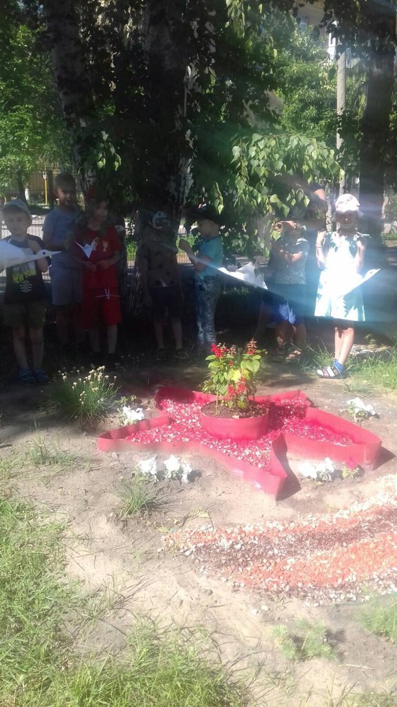 В СП "Детский сад "Надежда " прошла акция "Журавли "
Дети вместе с педагогами изготовили журавликов оригами-символа не вернувшихся  с полей сражений    солдат с именами ВОВ.