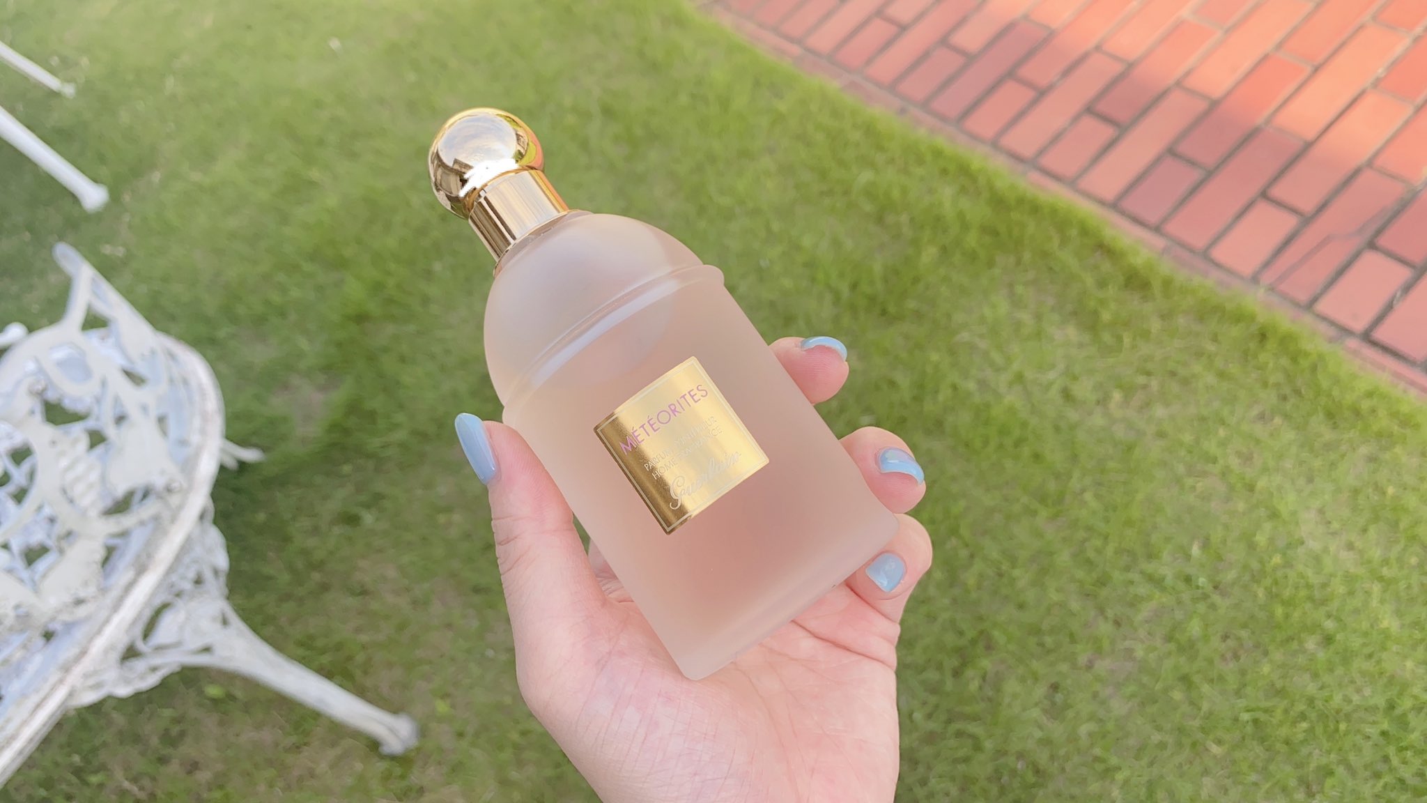 みりん 美容オタクの祖母のお部屋があまりにもいい香りだったから何使ってるか聞いたら ゲランの メテオリットホームフレグランス スプレー を愛用中だそう 清楚で可憐な女性を思わせる ほんのりパウダリーな香りがくせになる 知的で上品な大人の女性