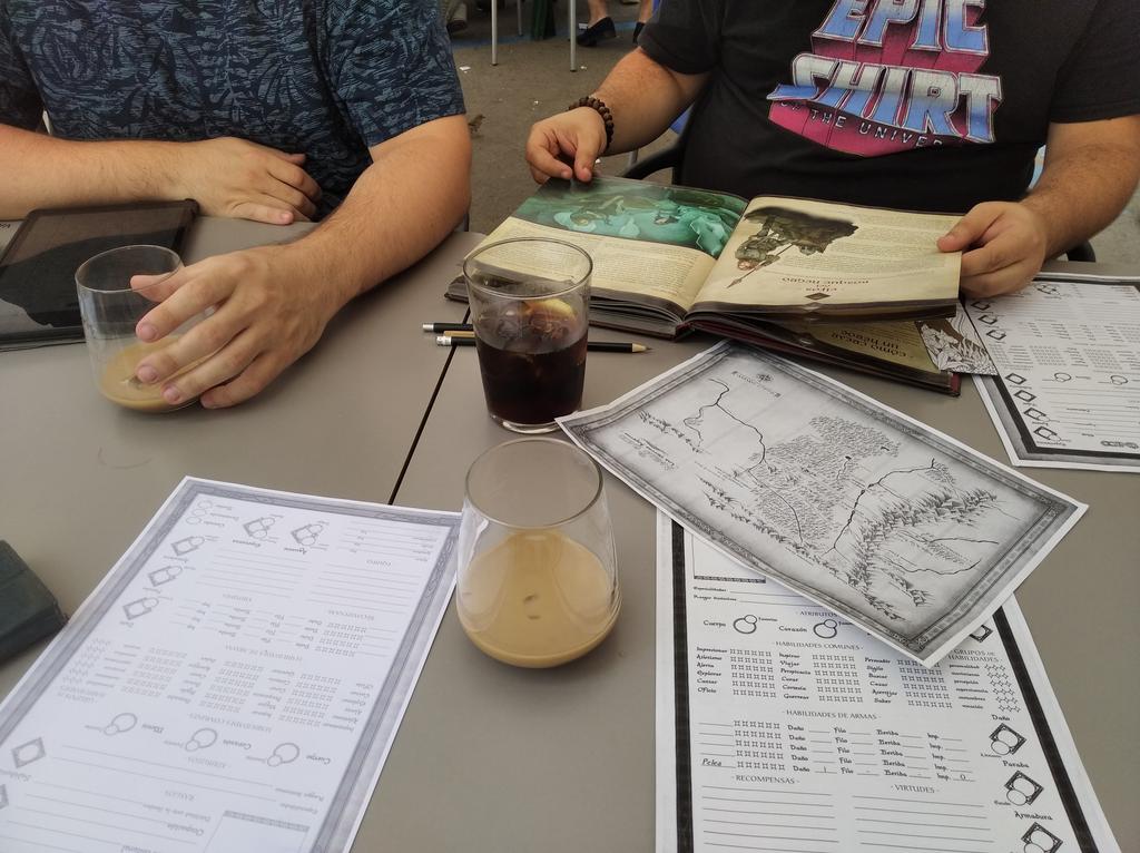 #TsBNegro s.0️⃣: La compañía

Ayer iniciamos, ilusionad@s como cri@s, "Tinieblas sobre el Bosque Negro" #ElAnilloUnico <a href="/DevirIberia/">Devir Iberia</a>

Tres décadas d aventuras q nos darán meses en la Tierra Media

Ayer tocaba responder preguntas a nuestro Guardián <a href="/Surien/">ai 🍉🍬</a> xa crear la compañía

1/¿?