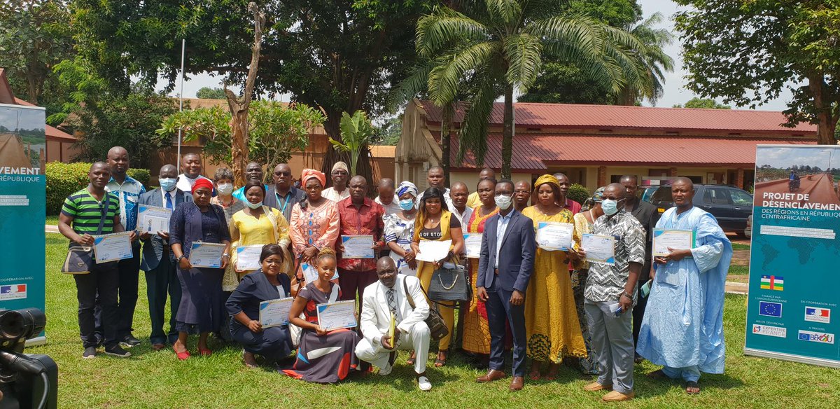 expertisefrance's tweet photo. #Centrafrique 🇨🇫 : 30 cadres de 2 ministères partenaires ont suivi une #formation sur la planification et le suivi des travaux d’infrastructures, dont ceux des #ponts installés dans le cadre du projet 🇪🇺 de #désenclavement des #régions en #RCA

👉 https://t.co/8ThOMm0ZEc https://t.co/qnXDxeLARz