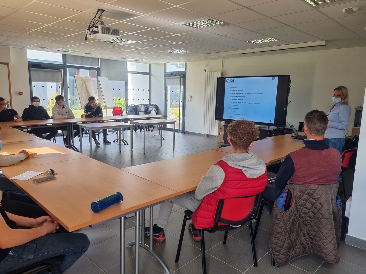btpcfa49's tweet photo. Intervention d'ENEDIS en Mai 2021 pour sensibiliser nos apprentis charpentiers, maçons et couvreurs aux risques encourus lors d'intervention à proximité des réseaux électriques https://t.co/LXJ8KKUdVS