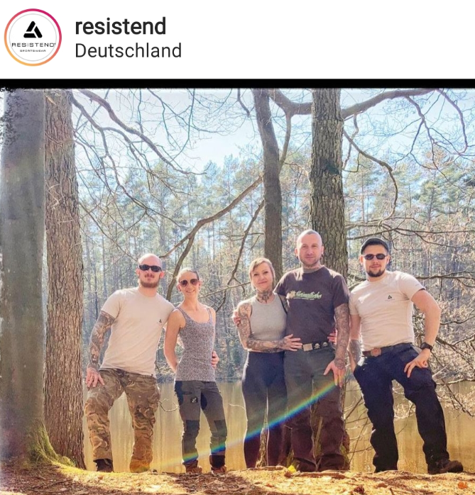 IbDoku's tweet photo. Für "Resistend" werben Neonazis ganz offen. Darunter der frühere NPD-Chef Sebastian Schmidtke und die Nazirapperin Mona "Runa" Naggert. Gemeldet in #Budapest, mit Verkaufslizenz bei PC Records, Steven Geburtig in #Chemnit. Im Netzwerk mit Wardon21&Kampf der Nibelungen.
#nonazis https://t.co/C8z7k8nnFY