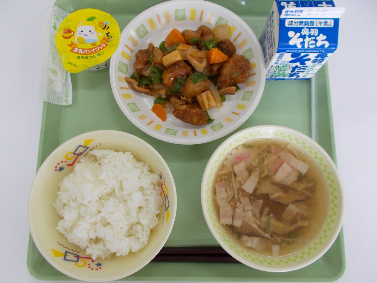 山形県大江町 学校給食 今日の献立紹介 ６ ２１ 月 ごはん 大江町産はえぬき 酢豚 春雨スープ 豆乳パンナコッタ はちみつレモン １ ６年生まで 食べやすいサイズに食材はやや小さめを意識して切り揃えています 調理師さんの心配りです