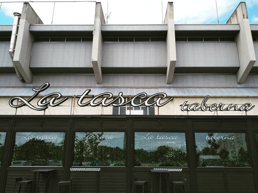 santatipo's tweet photo. La Tasca Taberna // #Santander #santatipo #patrimoniográfico #rótulo #letras #tiposcallejeros #tipografia #patrimoniovisual #lettering #graphicheritage #signage #rotulandia #letters #type #urbantype #typelove #streettype #typefinder #foundtype #signgeek … https://t.co/Ocn6x5pWyJ https://t.co/tZ4ld3TStN