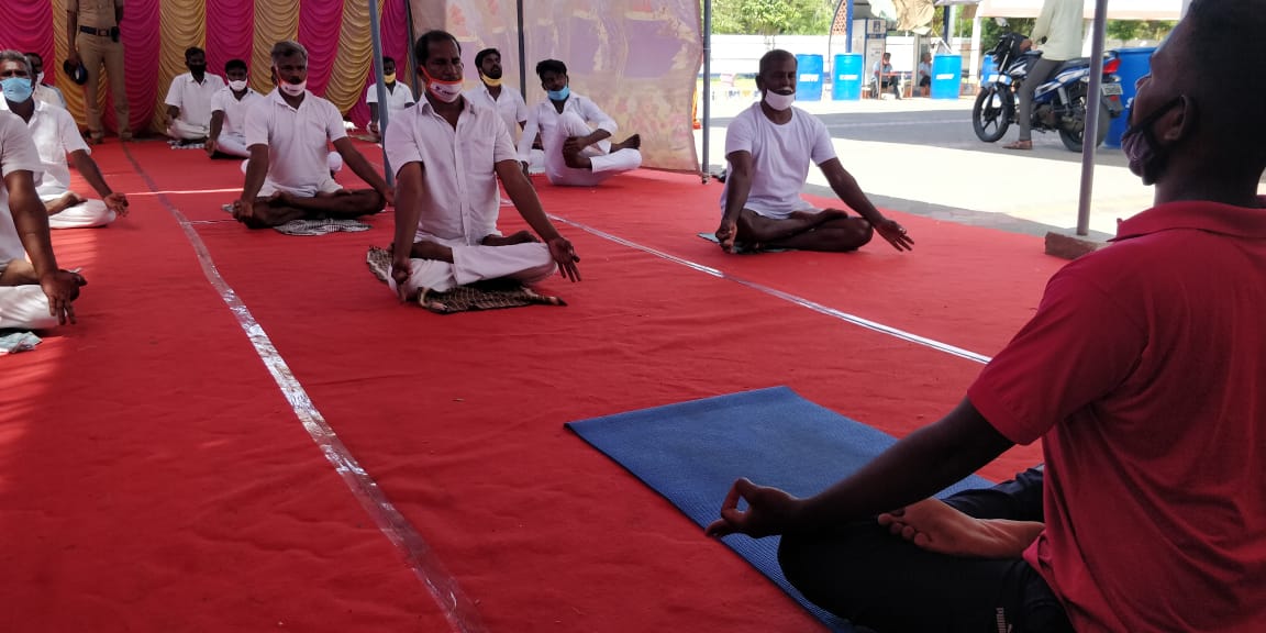 #InternationalYogaDay was celebrated at Freedom Filling Station, Pudukottai, TN. As a part of "PARIVARTAN- PRISON TO PRIDE" initiative of Indian Oil. <a href="/IndianOilcl/">Indian Oil Corp Ltd</a> <a href="/EdTamilnadu/">V C Asokan</a>  <a href="/IOCLTamilnadu/">IOCL Tamilnadu</a>
