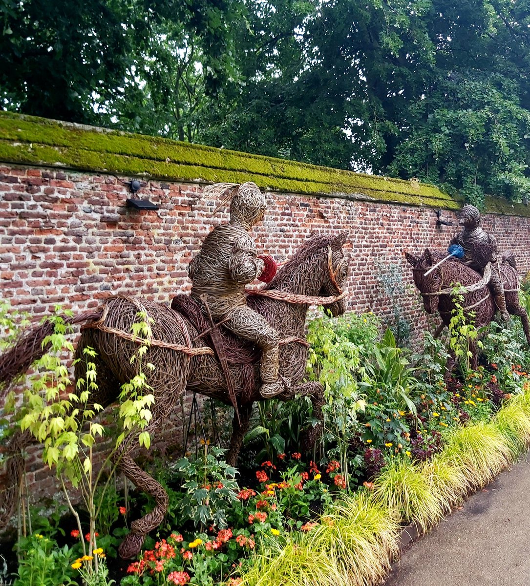 Wonderful willow popping up all over the place in the gardens. Caught these two scrapping 🙄
#gardens #gardening #gardenhistory #willow #gardensculpture