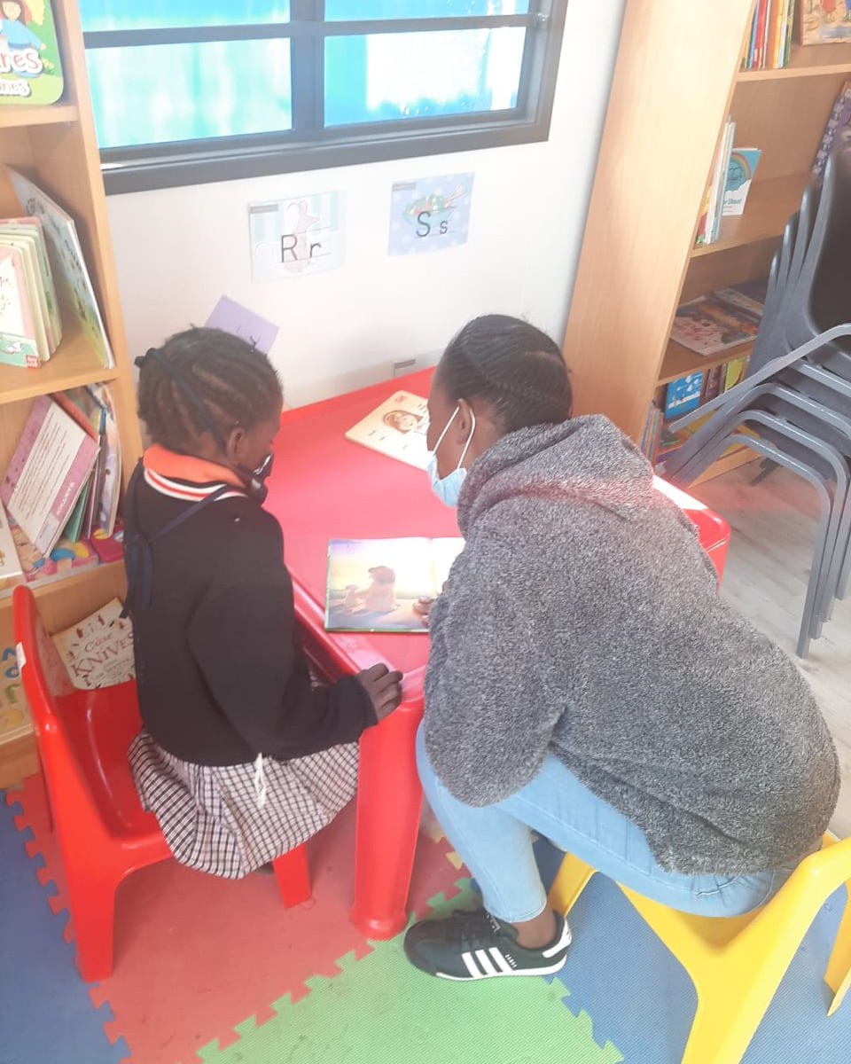 help2read's tweet image. One-on-one reading on the Help2read Literacy Tutor Programme.

To donate - help2read.org/donate

#EarlyLiteracy #LiteracyChangesLives #help2read #NGOsouthafrica #readersbecomeleaders #read #education #volunteer #togetherwecan #SouthAfrica