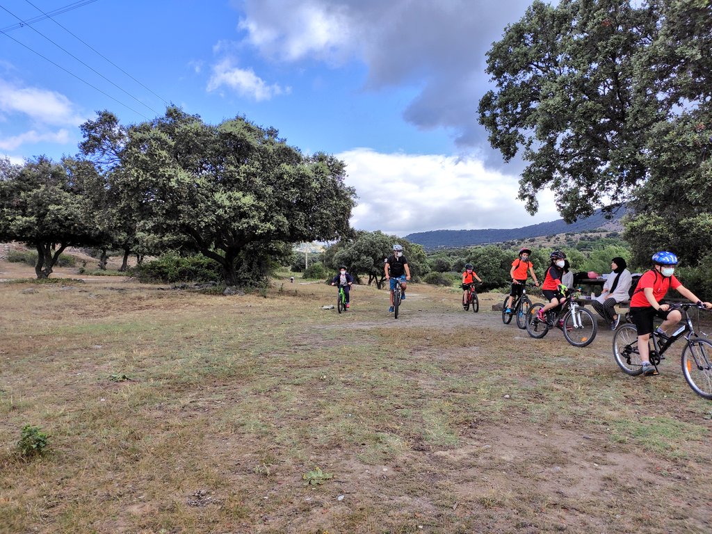 "Día de la Bici" de los grupos de 3° de primaria y 2°/3° mixto.🚲🚲🚲. Disfrutando de la #DehesaDeAlpedrete con un tiempo perfecto para ir despidiendo este curso tan especial...