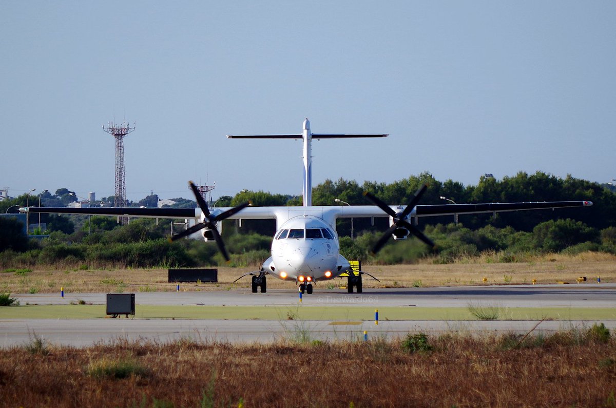 TheWaldo64's tweet photo. Vuelo #Swiftair 115 entrando en la pista 19 para despegar hacia Barcelona.
- 2 Julio 2016
- Aeropuerto de Menorca (#LEMH MAH)
- #ATR42-300F (#AT43)
- EC-JBX https://t.co/e6nTU2nu2G