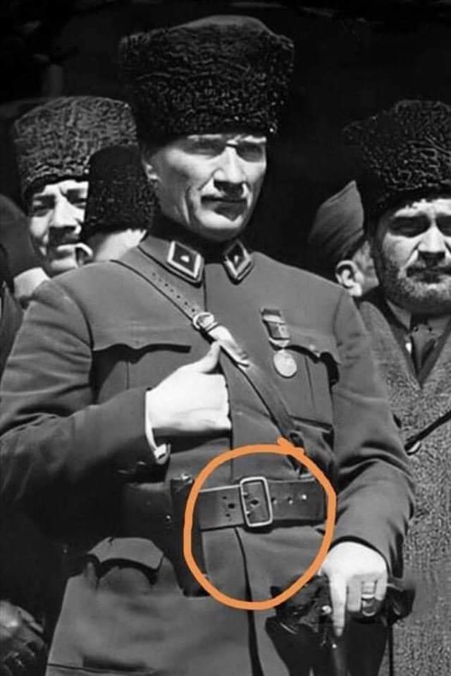 Her gün bir başka Iftira Üretiyorlar. Bunlardan biri Dünya Müslümanlarının gönderdiği paraları yediği. Bakarsanız, kemerin derisi tek iğneli tokaya göre yapılmış, ortada tek delik var. Sonra kemer bozulmuş, ancak çift iğneli toka bulabilmiş, deriye yeniden çift delik açmışlar..