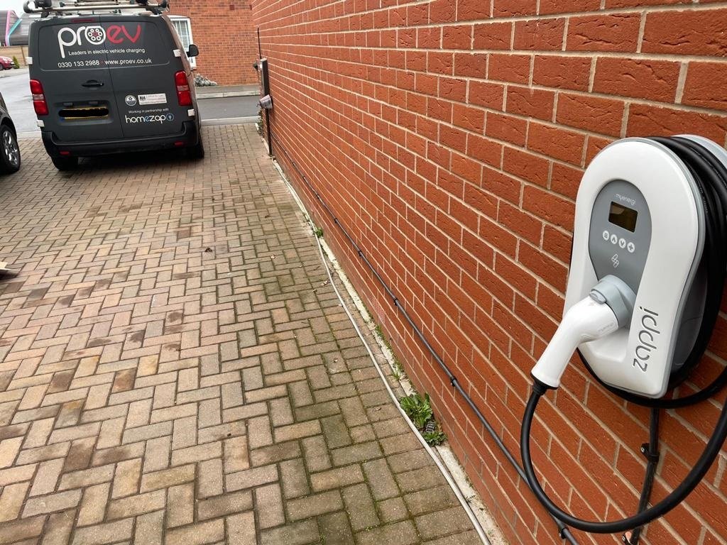 proev_GB's tweet photo. An installation of the MyEnergi 'Zappi' charger to the side of this customers house. Out of the way, but still convenient.
@myenergiuk
#proev #evchargers #evchargerinstallation #electricvehicle #electriccharging #zappicharging #myenergi https://t.co/MOyf6hdMB6