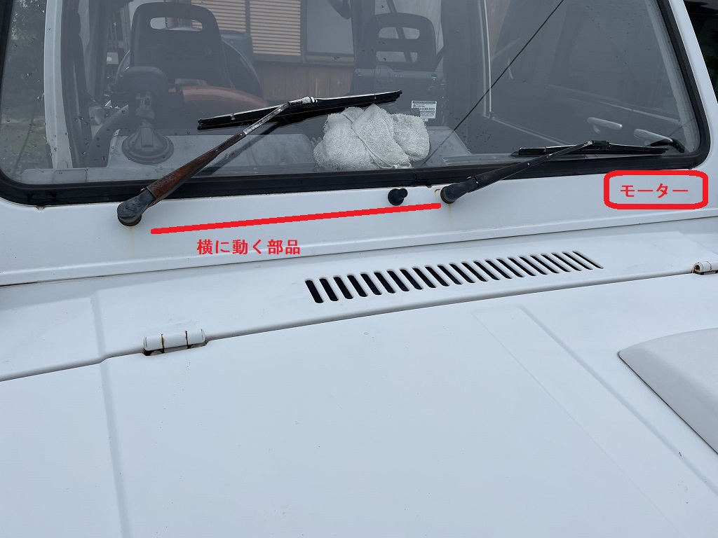 suzuki1kj's tweet photo. 動かなくなったジムニーのワイパーですが、モーターの断線と横に動く部品が壊れていたそうです。
部品は神戸にしか残っていないらしく、しばらく戻ってきません・・・
古いクルマは突然何が起こるかわからないのが、怖くて楽しい?ところです(笑)
修理で直るので、まだまだ乗ります。
#JA71C #ジムニー https://t.co/iOTRF4HzOD